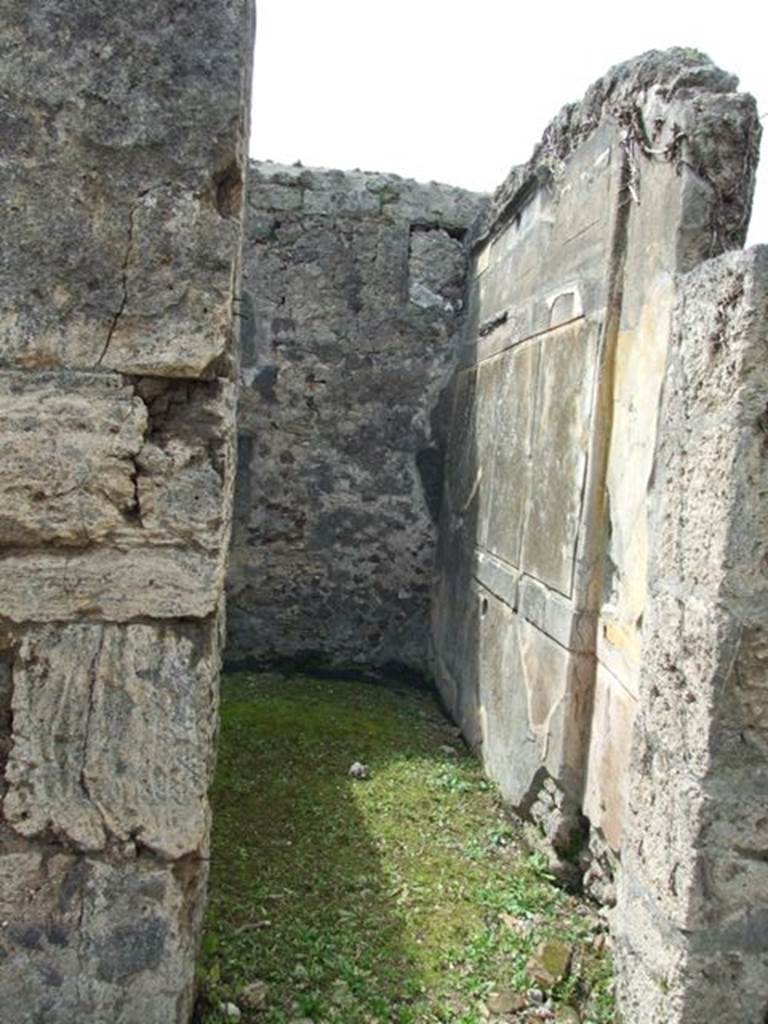 VI.16.27 Pompeii. March 2009. Doorway to room D, room on north side of fauces. According to NdS, this room was smaller that room C on the south side of the fauces. It had a floor of cocciopesto.
