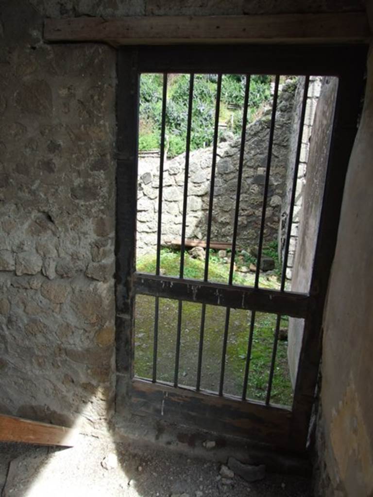 VI.16.27 Pompeii. March 2009. Room G, doorway in east wall of triclinium, leading to room H (or VI.16.19).
