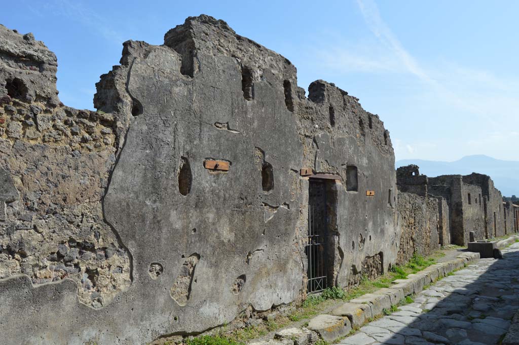 VI.16.27 Pompeii. March 2019. Looking south along east side of Vicolo dei Vettii towards entrance doorway.
Foto Taylor Lauritsen, ERC Grant 681269 DÉCOR.
