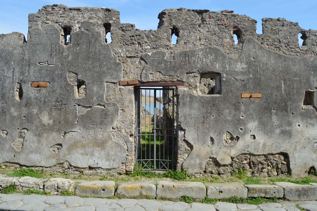 VI.16.27 Pompeii. March 2019. Looking east to entrance doorway.
Foto Taylor Lauritsen, ERC Grant 681269 DÉCOR.
