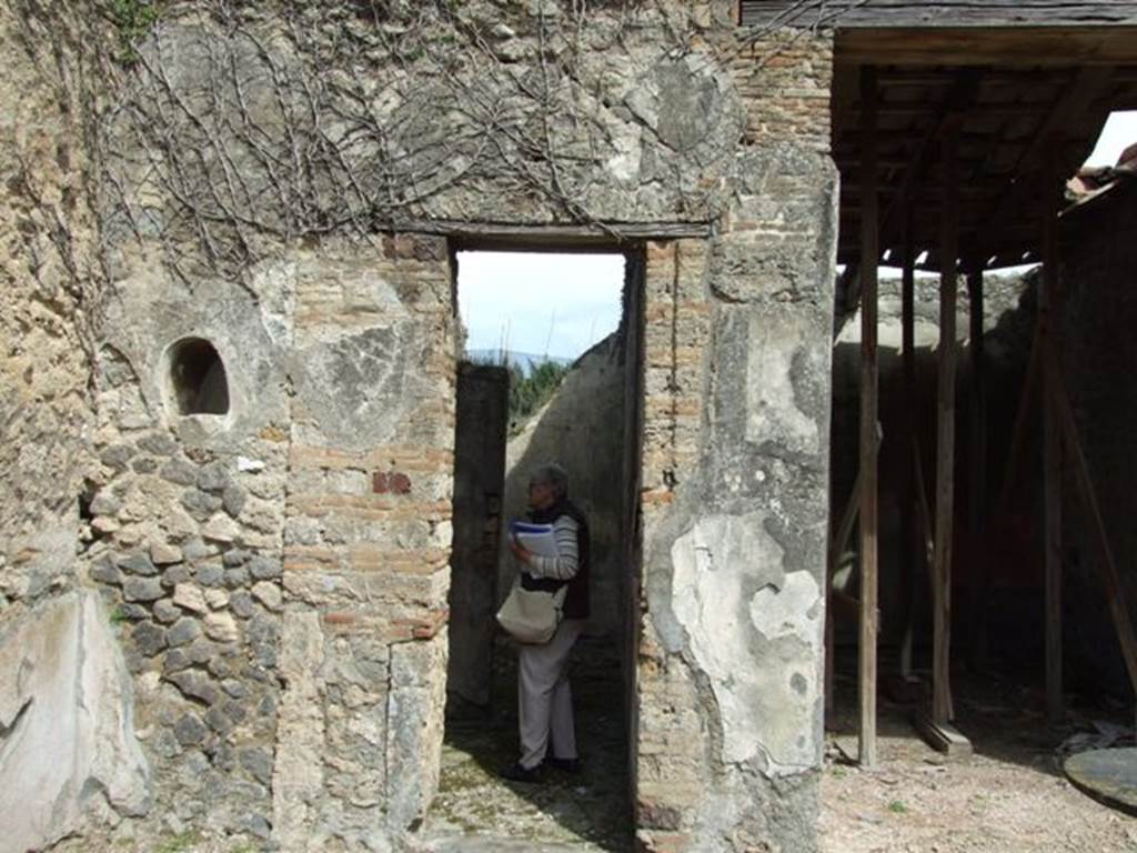 VI.16.28 Pompeii. March 2009. Room C, east wall of atrium, with niche, and doorways to rooms G and H.

