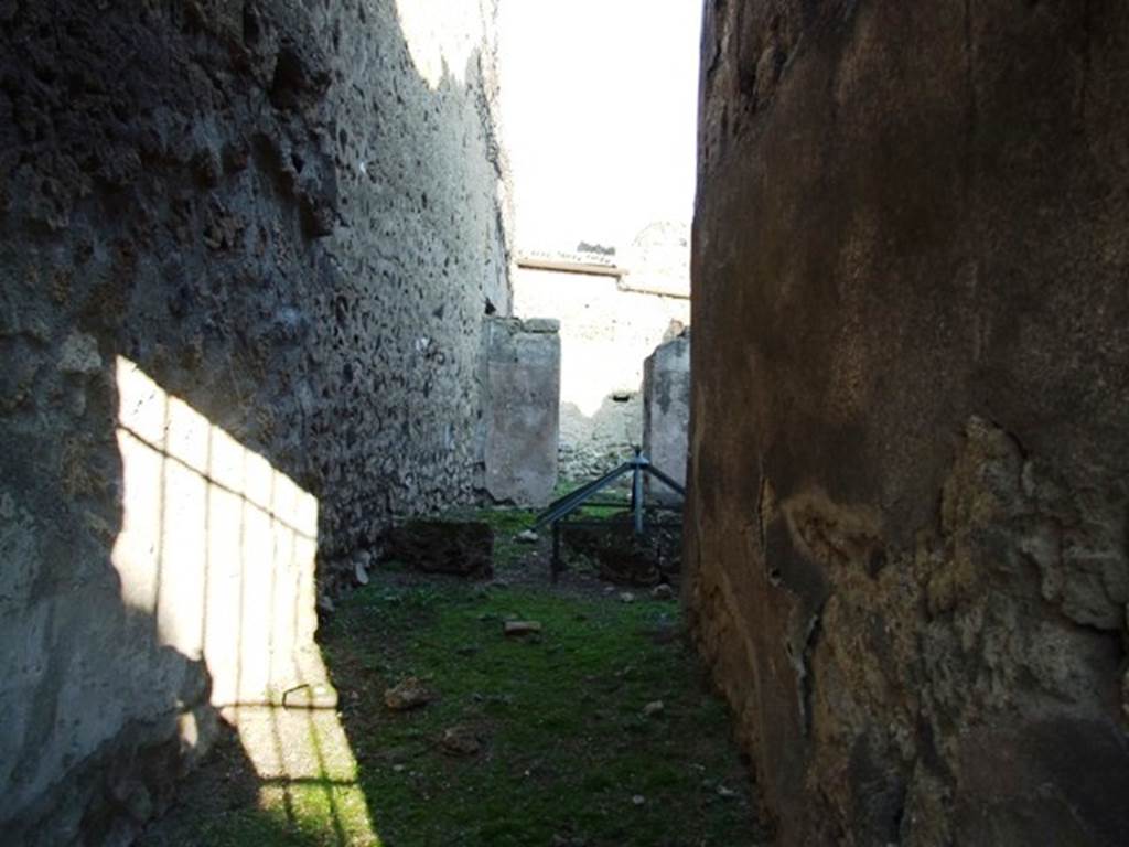 VI.16.30 Pompeii. December 2007. Looking east to atrium O, and rear, linked to VI.16.29.
According to NdS, the short entrance corridor P formed the posticum number 30. It had an upper mezzanine, to which one went up by a staircase, the first base step in Sarno stone could be seen at the foot of the north wall. Found in the soil of this house on the 29th August 1904, but without a precise indication of place, was the upper part of an altar of red marble (m.0.08 x 0.065). See Notizie degli Scavi di Antichità, 1908, (p.284).