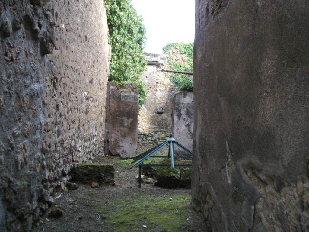 VI.16.30 Pompeii. December 2004. Looking east from entrance doorway, along fauces P to room O.