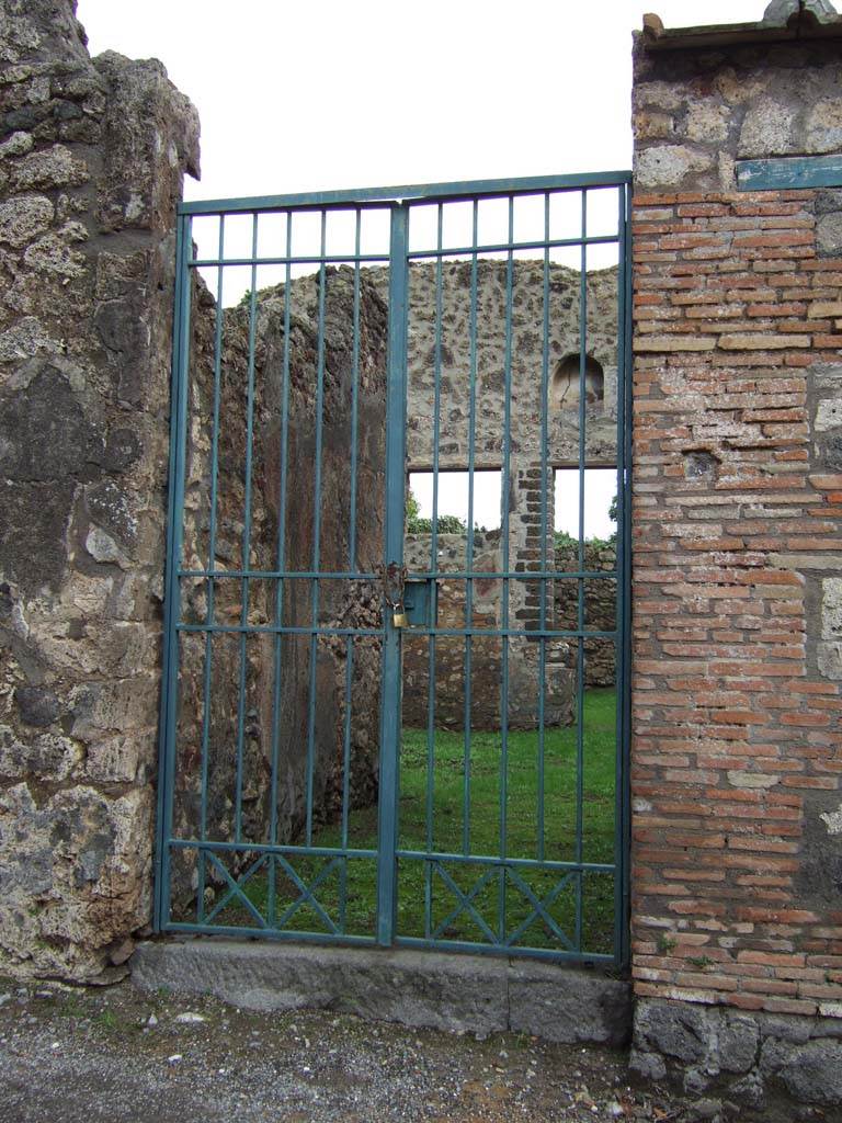 VI.16.32 Pompeii. December 2005. Wide entrance doorway with large threshold of lava.
This was discovered with openings for the groove of the door-posts and that of the bolt.
See Notizie degli Scavi, 1908, (p.287)

