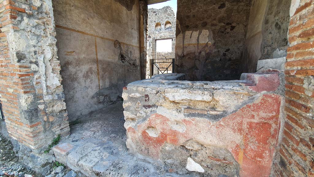 VI.16.33 Pompeii. December 2018. 
Looking east to entrance doorway on Vicolo dei Vettii. Photo courtesy of Aude Durand.
