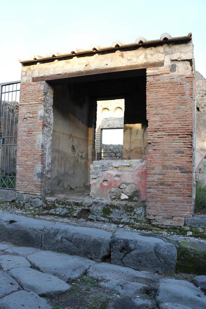 VI.16.33 Pompeii. March 2018. 
Looking east across counter in bar-room towards doorway into VI.16.32, at rear.
Foto Taylor Lauritsen, ERC Grant 681269 DÉCOR.
