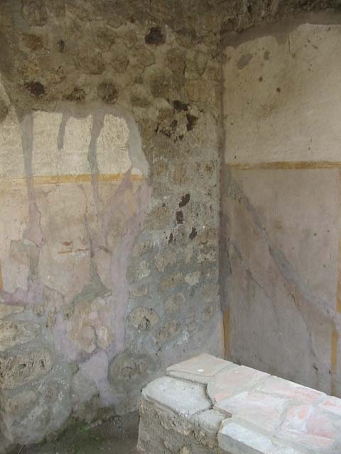 VI.16.33 Pompeii. May 2003. Painting of birds on east wall. Photo courtesy of Nicolas Monteix.