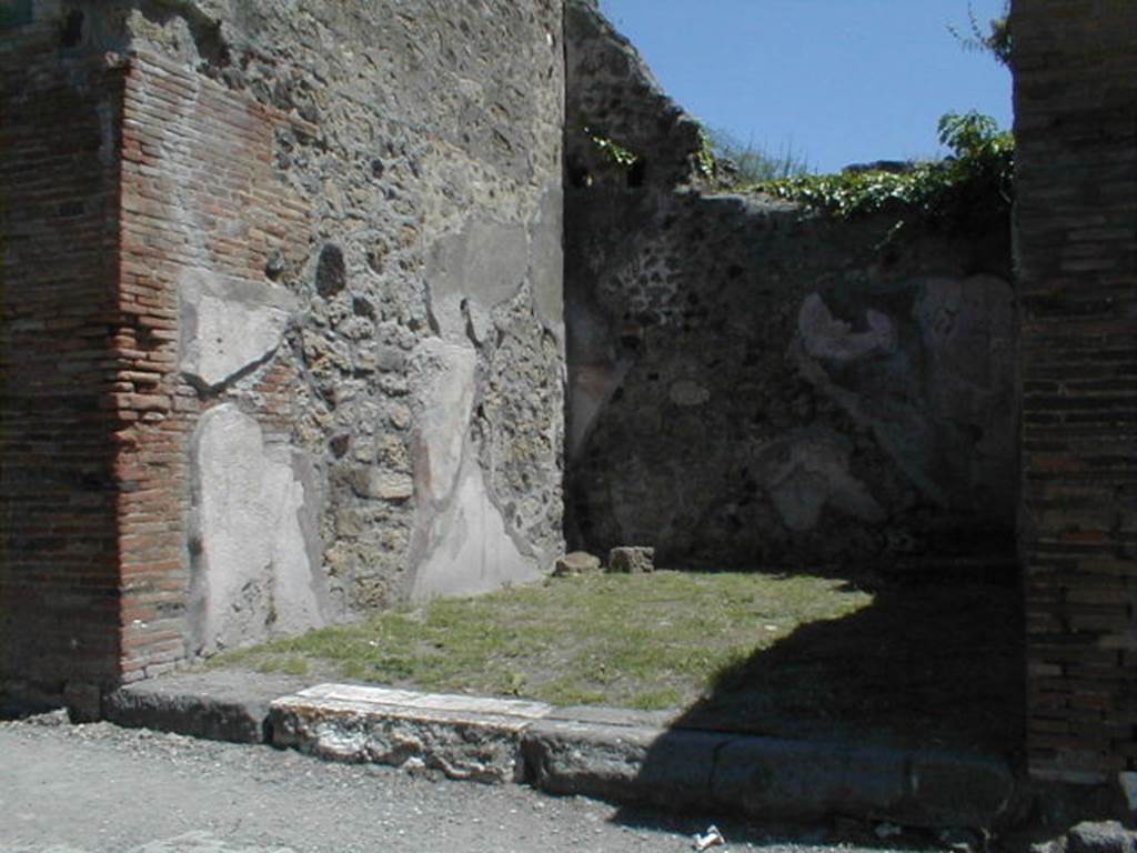 VI.16.34 Pompeii. May 2005. Looking north-east towards entrance doorway.