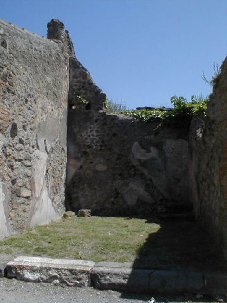 VI.16.34 Pompeii. May 2005. Entrance doorway and sill. According to NdS, the doorway was as wide as the shop itself. The threshold was of lava and in the middle was a piece of travertine, with a groove for the closure shutters. On the extreme right they were replaced by a small door-leaf. The two door-jambs were of brick. See Notizie degli Scavi, 1908, (p.359)
