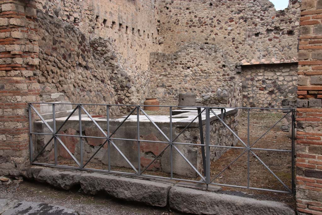 VI.16.40 Pompeii. December 2018. Looking east towards entrance doorway on Vicolo dei Vettii. Photo courtesy of Aude Durand.