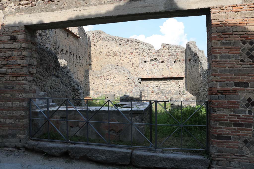 VI.16.40 Pompeii. December 2018. Looking east towards entrance doorway and room B. Photo courtesy of Aude Durand.