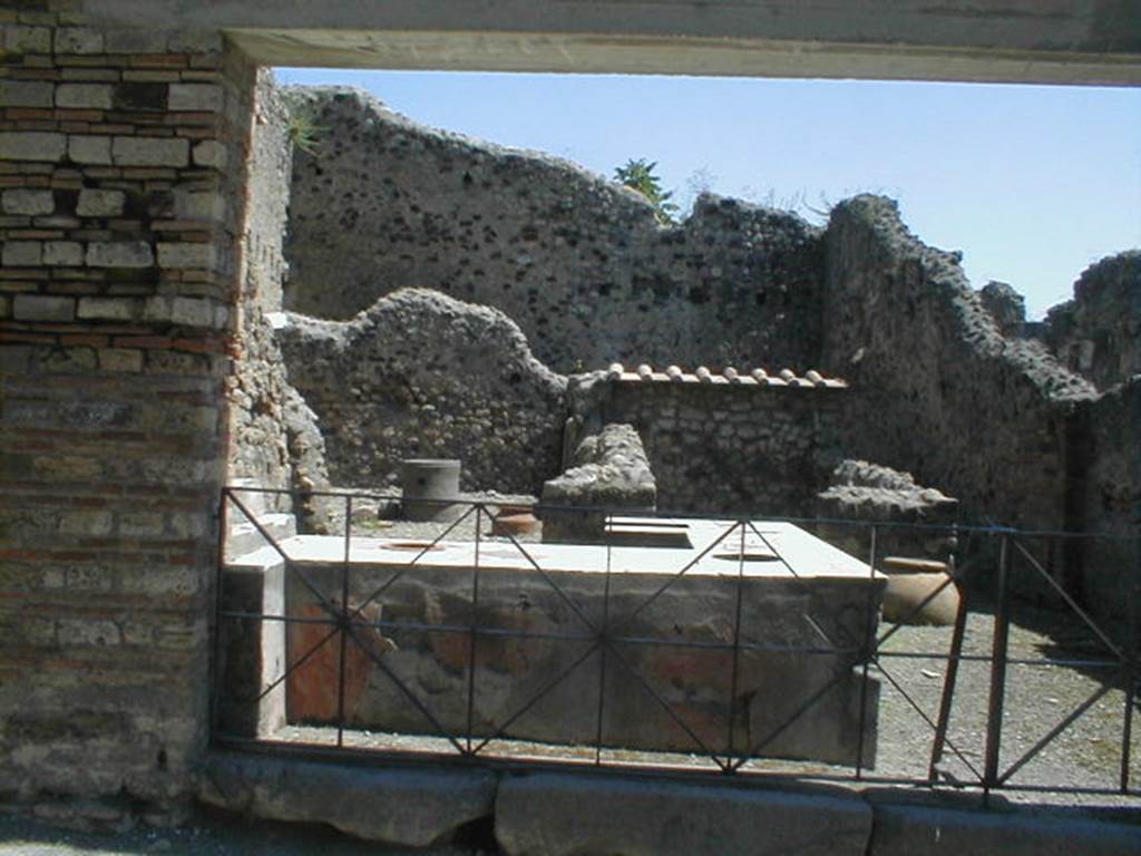 VI.16.40 Pompeii. December 2018. Looking north-east across counter, from corner at south end. Photo courtesy of Aude Durand.