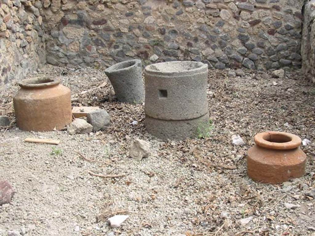 VI.16.40 Pompeii. October 2020. Terracotta pot in room C. Photo courtesy of Klaus Heese. 