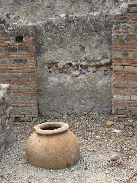 VI.16.40 Pompeii. May 2003. Looking towards south wall of bar-room, and terracotta pot. Photo courtesy of Nicolas Monteix.