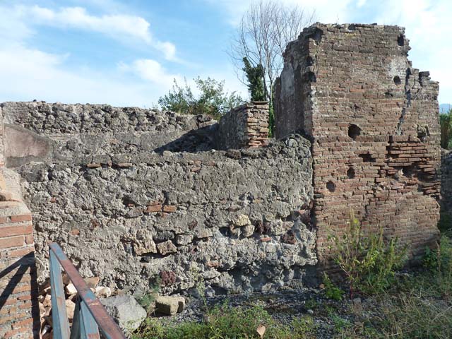 VI.17.1 Pompeii. September 2015. Looking south towards area near entrance doorway.