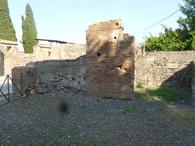 VI.17.1 Pompeii. May 2011. Looking south towards area near entrance doorway.