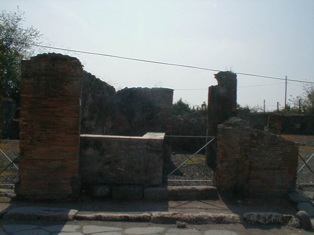 VI.17.2 Pompeii. September 2004. Entrance doorway, looking west.


