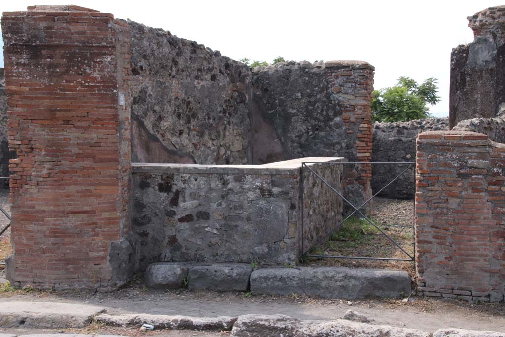 VI.17.2 Pompeii. September 2021. Looking towards entrance doorway. Photo courtesy of Klaus Heese.