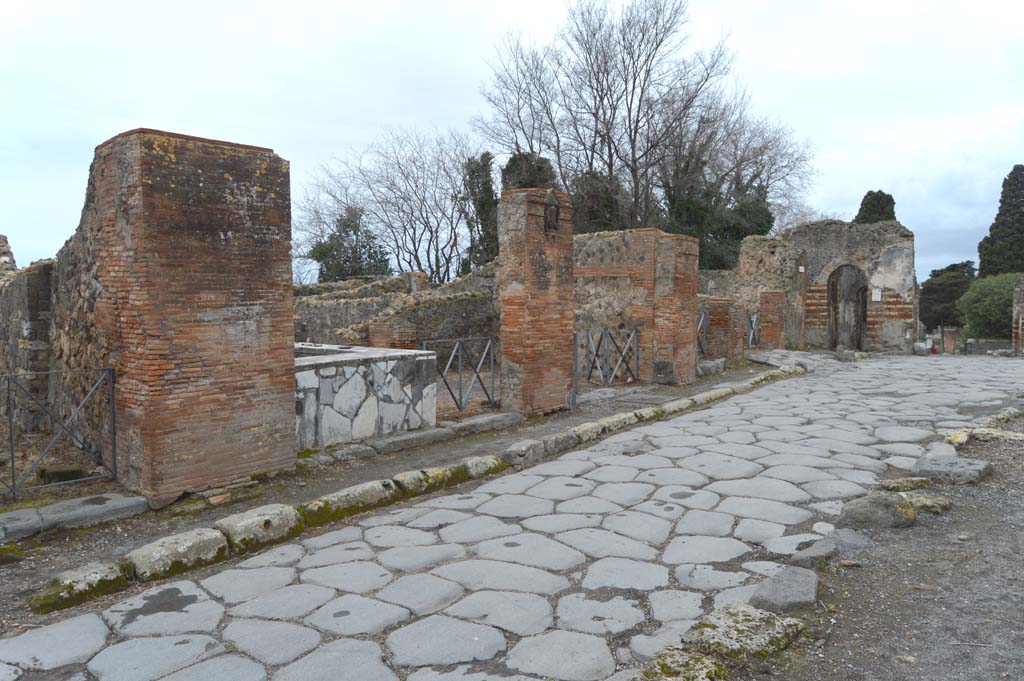 VI.17.4/3 Pompeii. March 2018. Looking north along west side of Via Consolare, with entrance doorway to VI.17.4, and 3, in centre.
Foto Taylor Lauritsen, ERC Grant 681269 DÉCOR.
