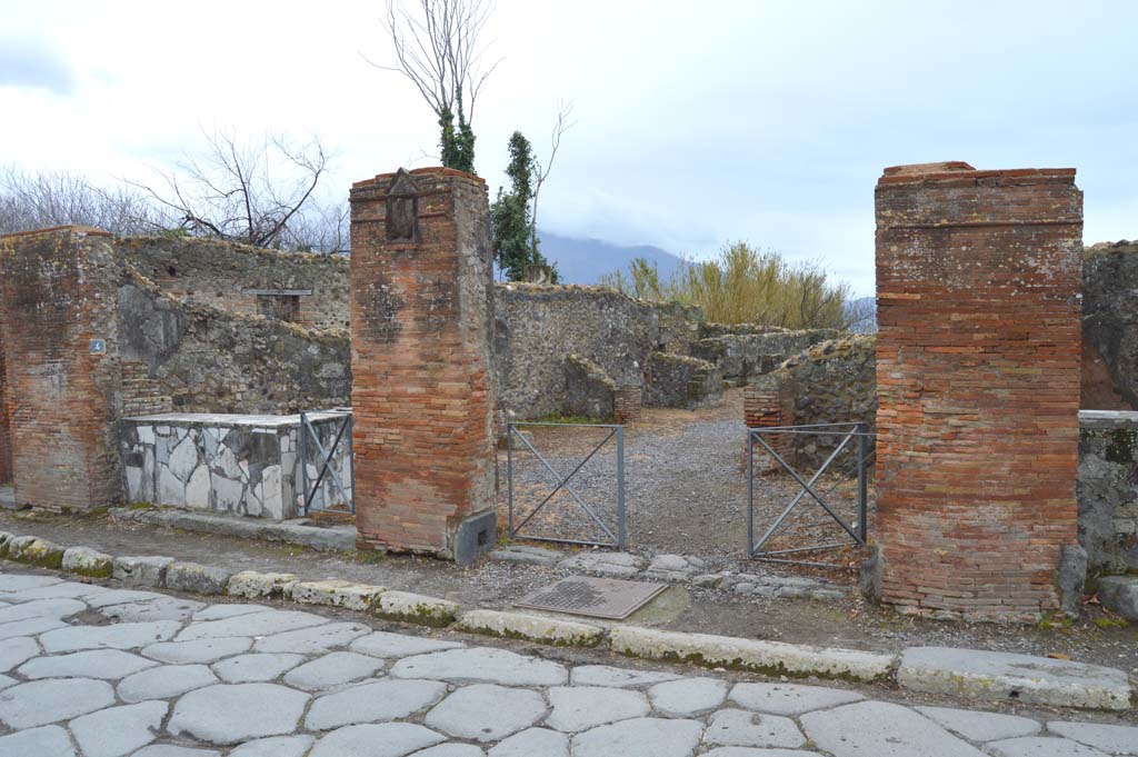 VI.17.4/3 Pompeii. March 2018. Looking south along west side of Via Consolare, with entrance doorway to VI.17.3, on right.
Foto Taylor Lauritsen, ERC Grant 681269 DÉCOR.
