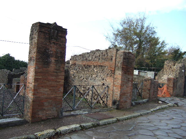 VI.17.3 Pompeii. December 2005. Entrance doorway on Via Consolare.
