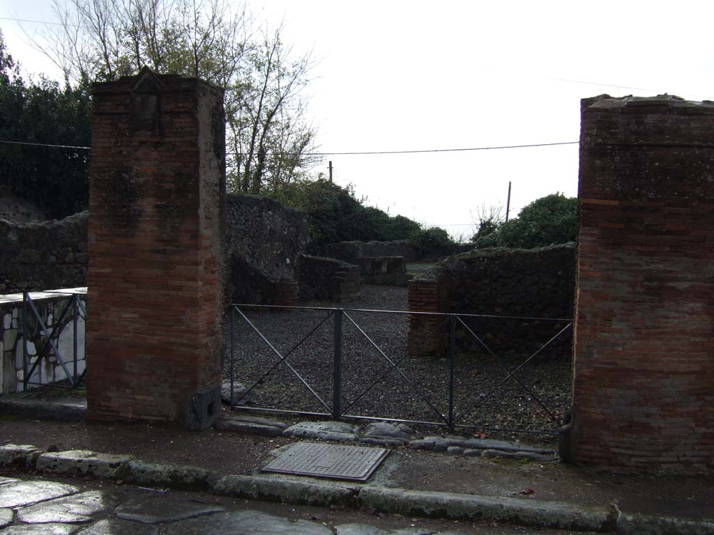 VI.17.3 Pompeii. December 2005. December 2005. Entrance doorway.