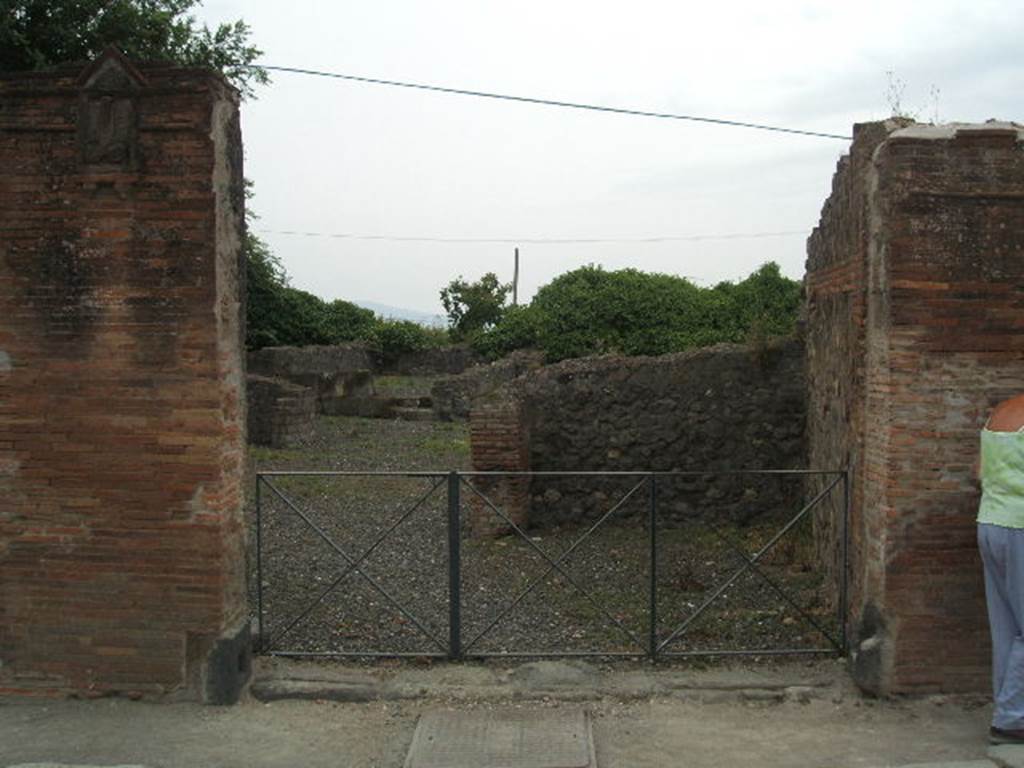 VI.17.3 Pompeii. May 2005. Looking west through entrance doorway.