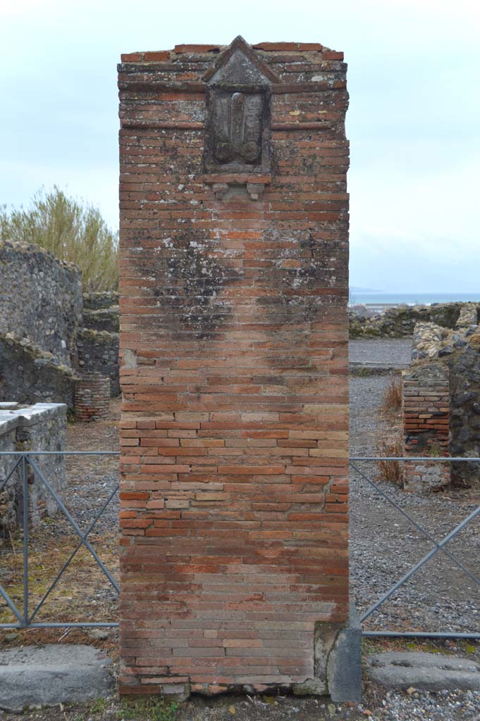VI.17.4, on left, and VI.17.3, on right, Pompeii. Brick pilaster between entrances. 
Foto Taylor Lauritsen, ERC Grant 681269 DÉCOR.

