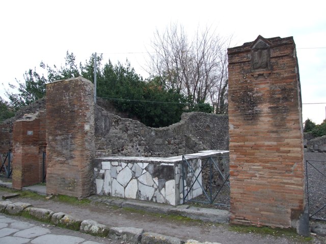 VI.17.4 Pompeii. December 2007. Entrance doorway. Found between December 1769 and January 1770, written in black under the plaque, but only just readable, was -
] Sabinum
Iulius Polybius aed(ilem)    [CIL IV 114]
Found in April 1770, on an outside wall, was an inscription. It read –
M(arcum) Cerrinium Vatiam aed(ilem)    [CIL IV 115]
See Pagano, M.and Prisciandaro, R., 2006. Studio sulle provenienze degli oggetti rinvenuti negli scavi borbonici del regno di Napoli.  Naples : Nicola Longobardi. (p.67)  PAH I, 1, 238, add. 155.
