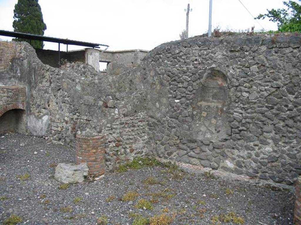 VI.17.4 Pompeii. September 2021. Looking west along south wall with niche and two masonry columns. Photo courtesy of Klaus Heese.