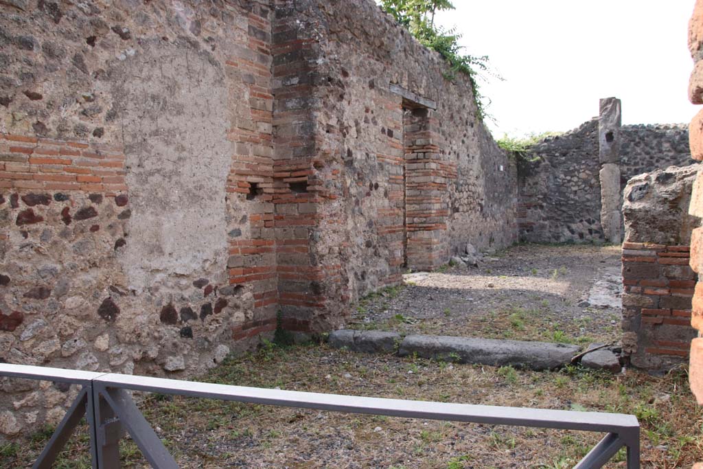 VI.17.6 Pompeii. September 2021.
Looking towards south wall of shop, and south side of atrium with doorway to a cubiculum in south wall of atrium at rear.
Photo courtesy of Klaus Heese.
