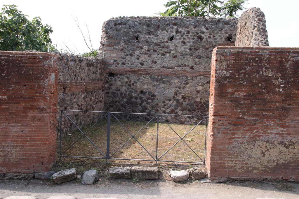 VI.17.7 Pompeii. September 2021. Looking towards entrance doorway on west side of Via Consolare. Photo courtesy of Klaus Heese.

