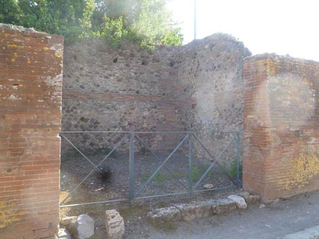 VI.17.7 Pompeii. September 2021. Looking towards north wall of shop. Photo courtesy of Klaus Heese.