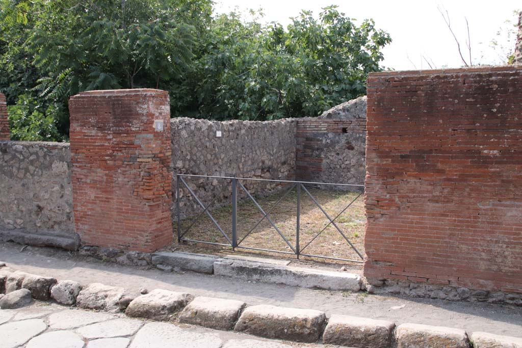 VI.17.9 on left, and VI.17.8 in centre, Pompeii. September 2021.
Looking towards entrance doorways on Via Consolare. Photo courtesy of Klaus Heese.
