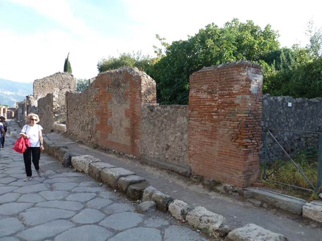 VI.17.10, on left, and VI.17.9, in centre, and VI.17.8, on right, Pompeii. September 2015.  Looking south along Via Consolare. 
