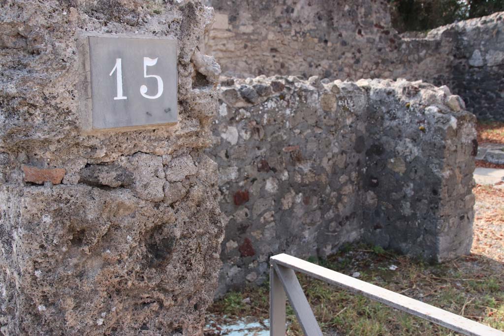 VI.17.15 Pompeii. September 2021. South side of entrance doorway, and south wall of shop. Photo courtesy of Klaus Heese.