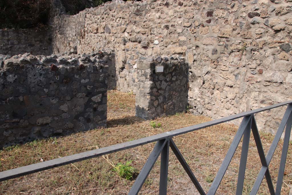 VI.17.15 Pompeii. September 2021. 
West wall of shop with doorway into a rear room, and north wall, on right. Photo courtesy of Klaus Heese.


