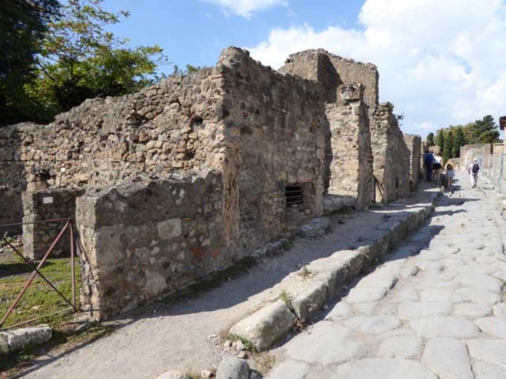 VI.17.15 Pompeii. October 2014. Looking towards north side of doorway, on the left, along the Via Consolare. Photo courtesy of Michael Binns.
