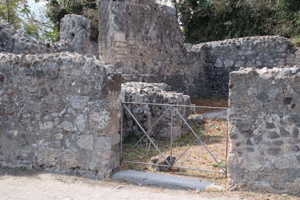 VI.17.16 Pompeii. September 2021. Entrance doorway on west side of Via Consolare. Photo courtesy of Klaus Heese.

