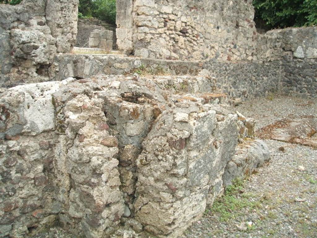 VI.17.16 Pompeii. May 2005. South side of fauces, with steps to VI.17.17 at its rear.
