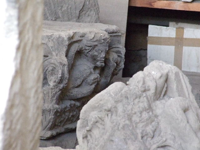 VI.17.17 Pompeii. Undated photograph showing capital on south side of doorway, facing onto vestibule.
Foto Taylor Lauritsen, ERC Grant 681269 DÉCOR.
DAIR 31.2862. Photo © Deutsches Archäologisches Institut, Abteilung Rom, Arkiv. 

