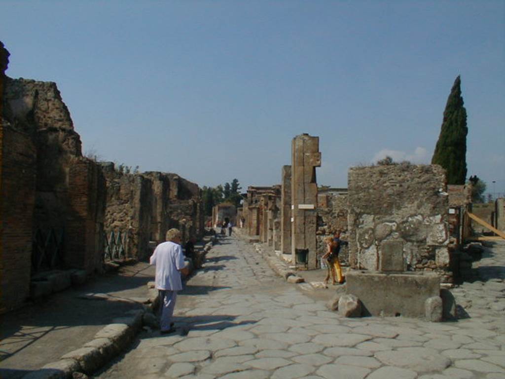 VI.17.18 Pompeii. September 2004. Via Consolare, looking north, with fountain at VI.1.19