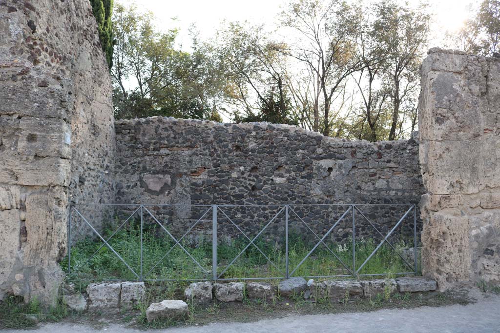 VI.17.18 Pompeii. December 2018. Looking west to entrance doorway of shop on Via Consolare. Photo courtesy of Aude Durand.