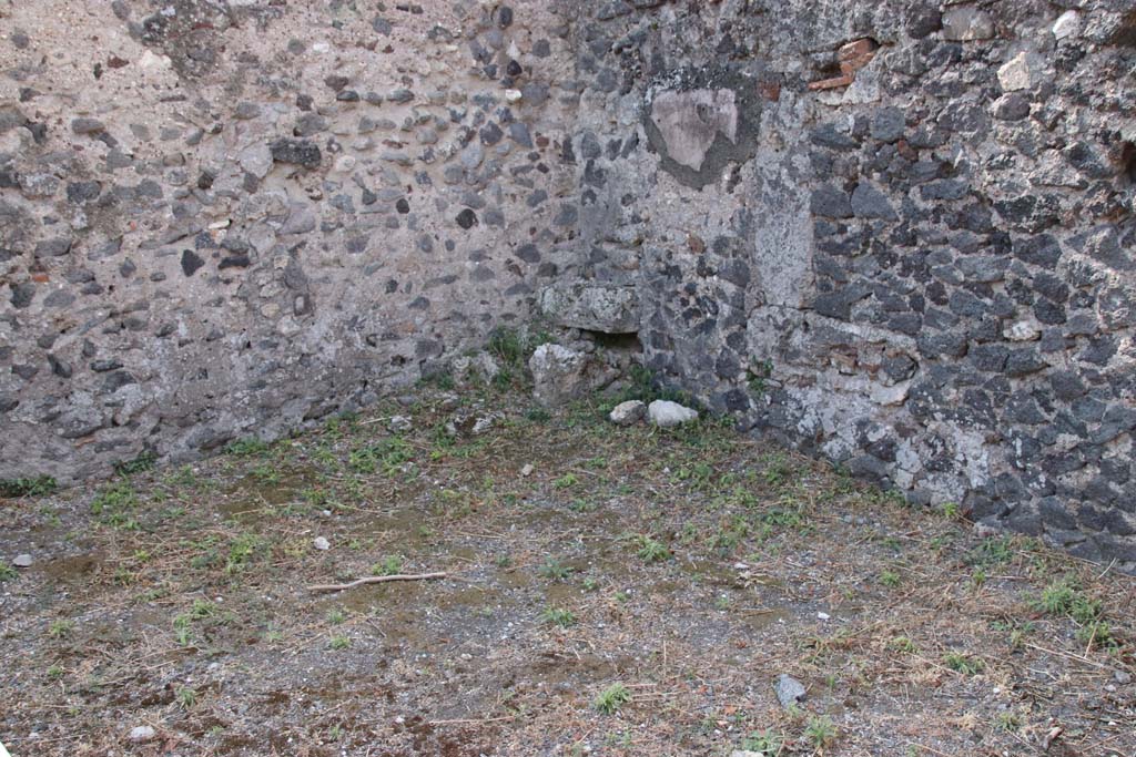 VI.17.18 Pompeii. September 2021. Looking towards south-west corner of shop. Photo courtesy of Klaus Heese.