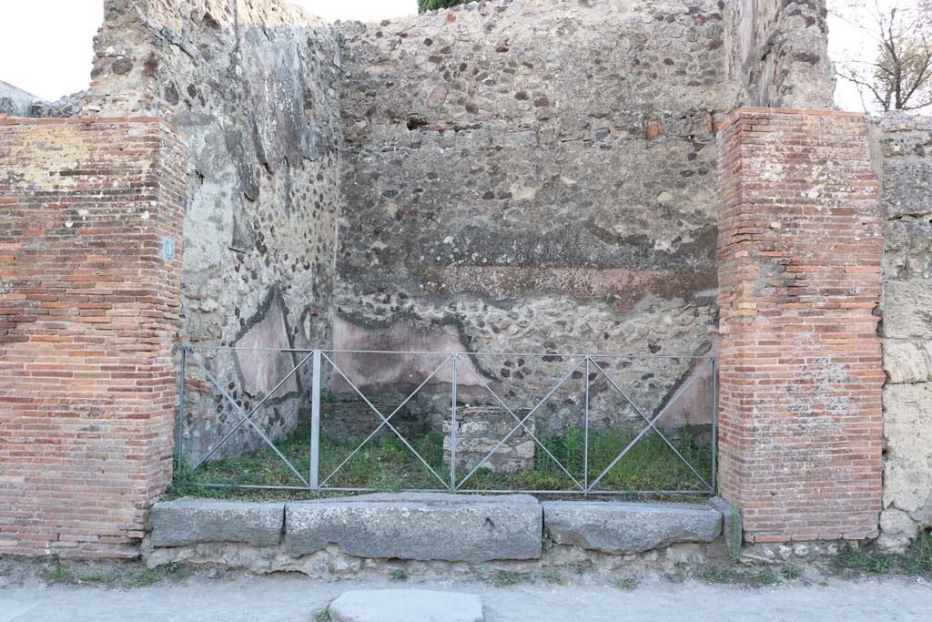 VI.17.19 Pompeii. December 2018. Looking west to entrance doorway on Via Consolare. Photo courtesy of Aude Durand.