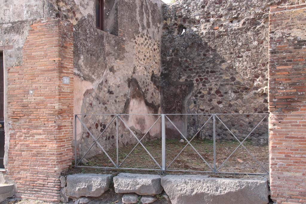VI.17.20, Pompeii. September 2021. Looking west to entrance doorway. Photo courtesy of Klaus Heese.
