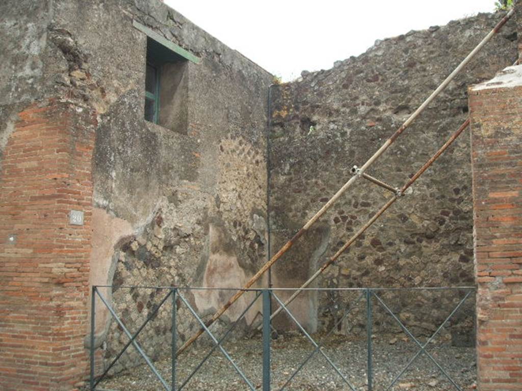 VI.17.20 Pompeii. May 2005. Entrance doorway, looking towards south-west corner.