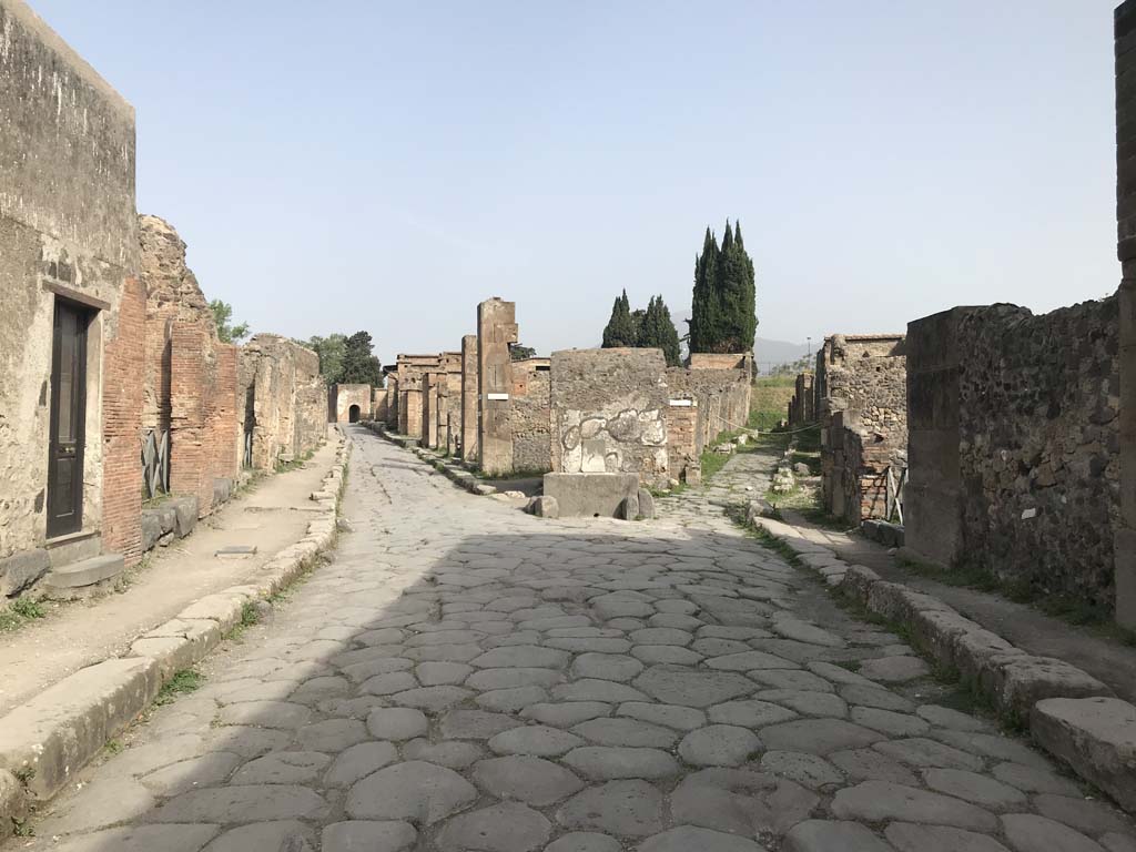 VI.17.21, Pompeii, on left. April 2019. Looking north on Via Consolare (on left) and Vicolo di Narciso (on right). 
Photo courtesy of Rick Bauer.
