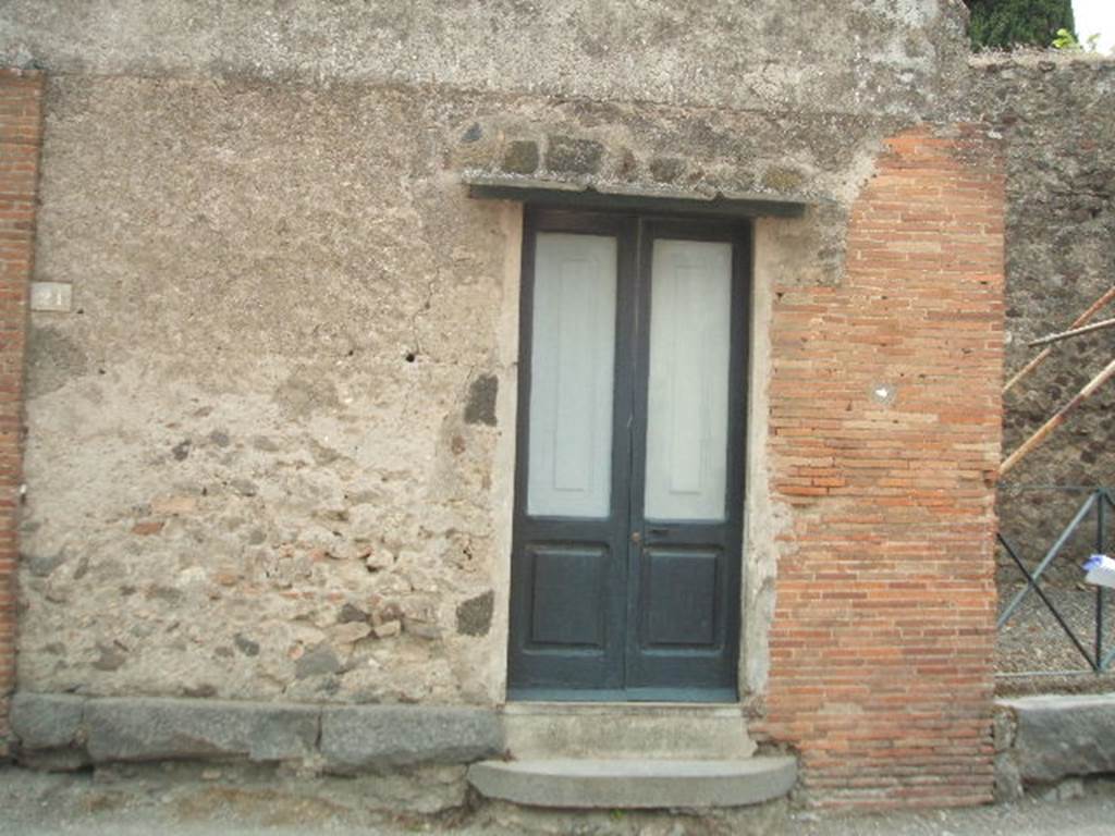 VI.17.21 Pompeii. May 2005. Looking west to entrance of shop, with original full-width threshold or sill.  According to Fiorelli – the dwelling at VI.17.23/25 had six shops attached to it, along the Via Consolare.
According to Breton –
“On the street in front of the peristyle is a small building established and restored on the site of a shop; in this single room are exposed the four bodies moulded in 1863 by the process invented by Commander Fiorelli.”
See Breton, Ernest. 1870. Pompeia, Guide de visite a Pompei, 3rd ed. Paris, Guerin. (p.280), and description of the plaster-casts when they were in the building (p.280-81).
(Note: Breton wrote these words in 1870, the plaster casts are no longer on display here).

