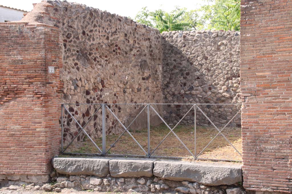 VI.17.22 Pompeii. September 2021. Looking west to entrance doorway on Via Consolare. Photo courtesy of Klaus Heese.